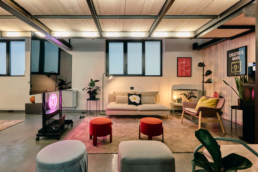 Content Creator Aziendale - Slide 1